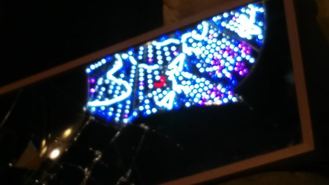 Luces navideñas sobre el espejo