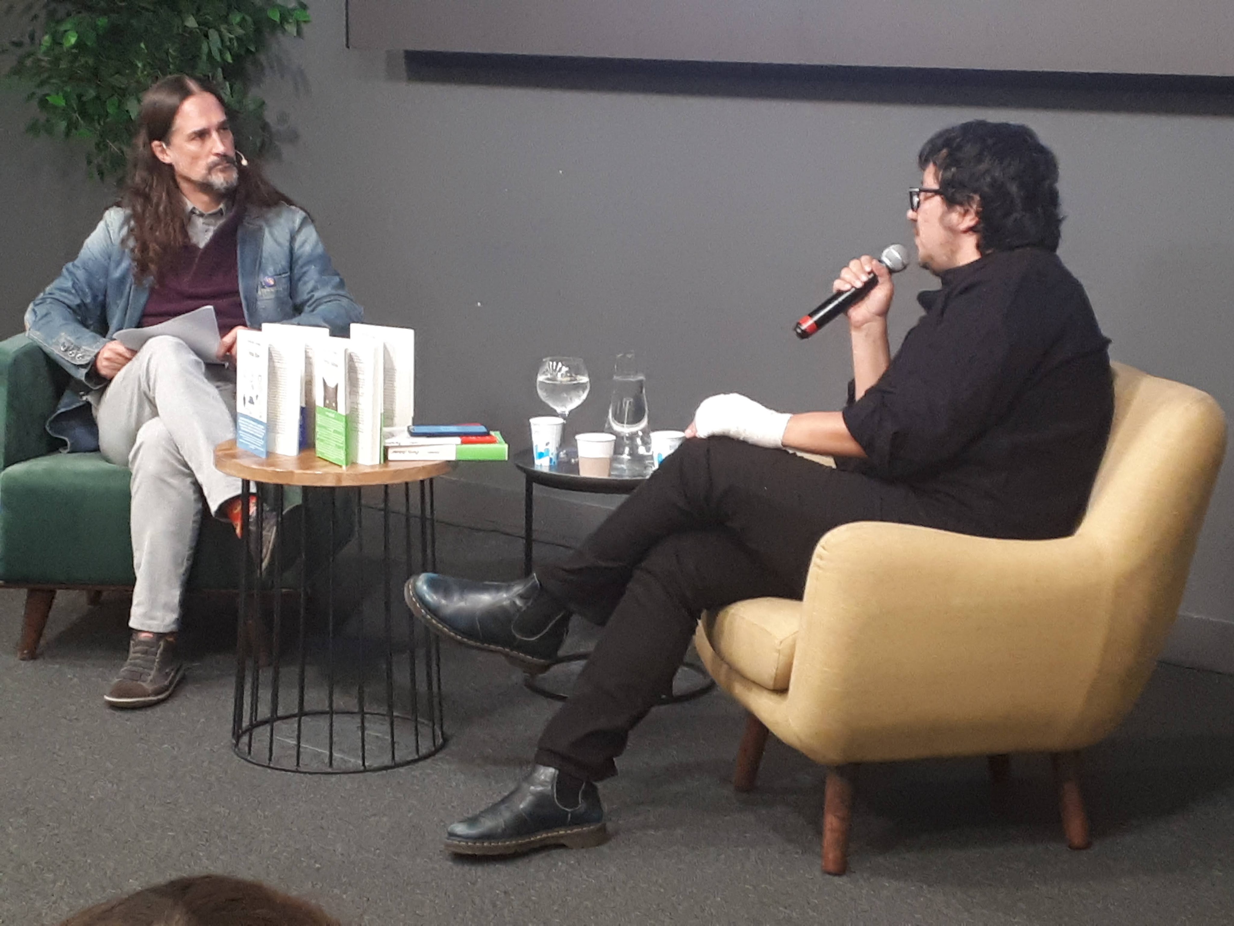 Gonzalo Escarpa conversa con Alejandro Zambra.